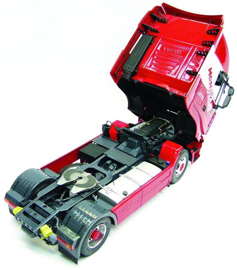 Italeri 3869 Iveco Stralis Active Space (Ивеко Стралис с кабиной Актив Спейс седельный тягач)