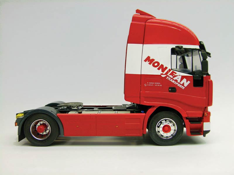 Italeri 3869 Iveco Stralis Active Space (Ивеко Стралис с кабиной Актив Спейс седельный тягач)