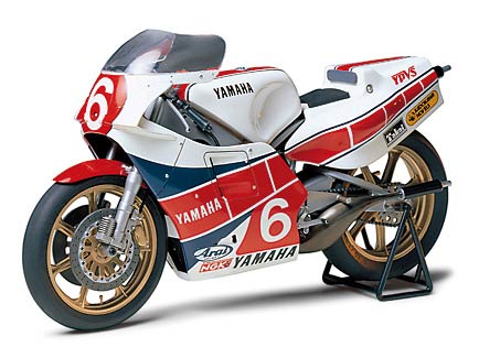 Tamiya 14075 Yamaha YZR500 OW70 Taira version (Ямаха YZR500 OW70, Тадахико Тайра)